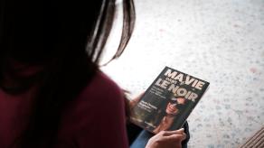 Marie-Christine tient un magazine dont elle a fait la couverture, avec le titre « Ma vie dans le noir». Crédit @ Dominic Morissette.