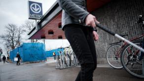 Stéphane marche dans la rue près du métro. Crédit @ Dominic Morissette.