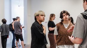 Plusieurs personnes discutent en regardant les oeuvres exposées. Crédit @ Katia Konioukhova.