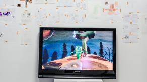 Télévision diffusant le projet Bouh!. Des dessins réalisés par les élèves sont exposés derrière la télévision. Crédit @ Katia Konioukhova.