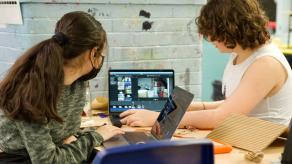 Deux élèves font du travail de montage sur un ordinateur portable. Crédit @ Paysages.