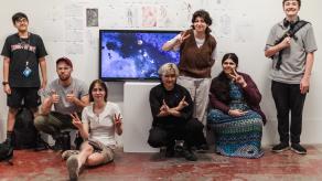 Les artistes et quelques participants posent devant la caméra. Crédit @ Katia Konioukhova.
