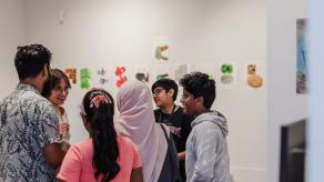Un groupe de personnes discutent ensemble dans l'exposition. Crédit @ Katia Konioukhova.