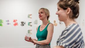 Deux femmes regardent les oeuvres exposées. Crédit @ Katia Konioukhova.