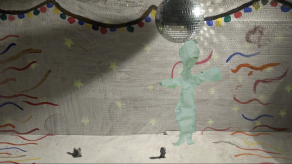 Image tirée du court métrage « La vie n’est-elle pas plus belle en couleur ». Un personnage de papier sur une piste de danse bricolée. Crédit @ Victoria Maeva Gauberti et son groupe d'élèves.