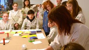 Un groupe d'élève regarde une démonstration de technique de collage. Crédit @ Janie Dominique Tremblay.