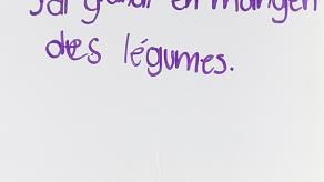 Une affiche montre les mots « j'ai grandi en mangeant des légumes». Crédit photo @ Yves Amyot.
