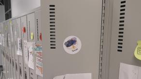 Un autocollant de l'artiste sur un casier de l'école. Crédit @ Sandrine Côté.