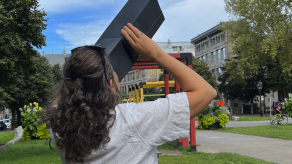 Une participante regarde le ciel avec sa camera obscura. Crédit : Lisa Graves