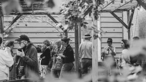  Photo du lancement en noir et blanc - une dizaine de personnes circulent dans la cour du Port de Tête. Crédit @ Annie Rousseau.
