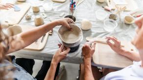 4 mains travaillent un pot-pincé. Crédit photo : Katya Konioukhova.