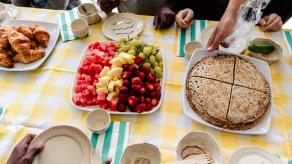 Les participant·e·s partagent de la nourriture : fruits, crêpes et croissants. Crédit photo : Katya Konioukhova
