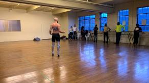 Plusieurs participant·e·s à un atelier de voguing. Crédit photo : Fenyx Florentini