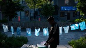 Les impressions des participant·e·s sèchent au soleil sur une corde à linge. Crédit photo : Andrea Calderon