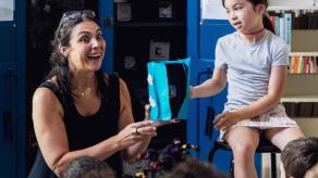 L'artiste présente son oeuvre à un groupe d'élève lors d'un atelier de médiation. Crédit photo : Thibault Carron. 