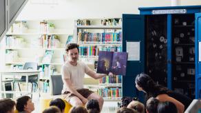 Lecture d'un livre de peur à côté de l'oeuvre. Crédit photo : Thibault Carron. 