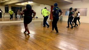 Plusieurs participant·e·s à un atelier de voguing. Crédit photo : Fenyx Florentini