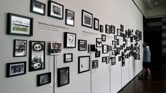 Le mur exposant les créations de Radio Ontario 3.