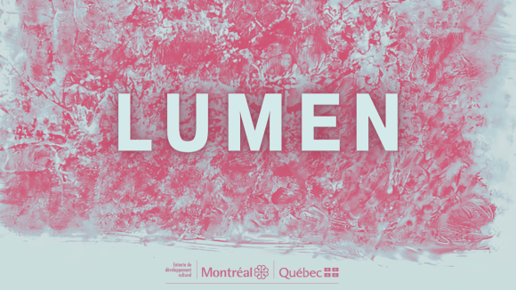 Titre du projet sur fond de peinture abstraite en teinte rose.
