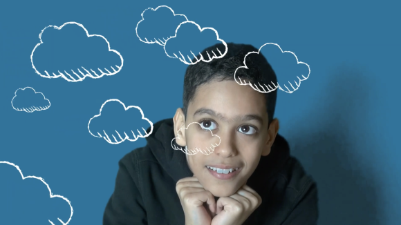 Image tirée du court métrage « L'envol ». Des dessins de nuages passent devant le visage d’un élève. 