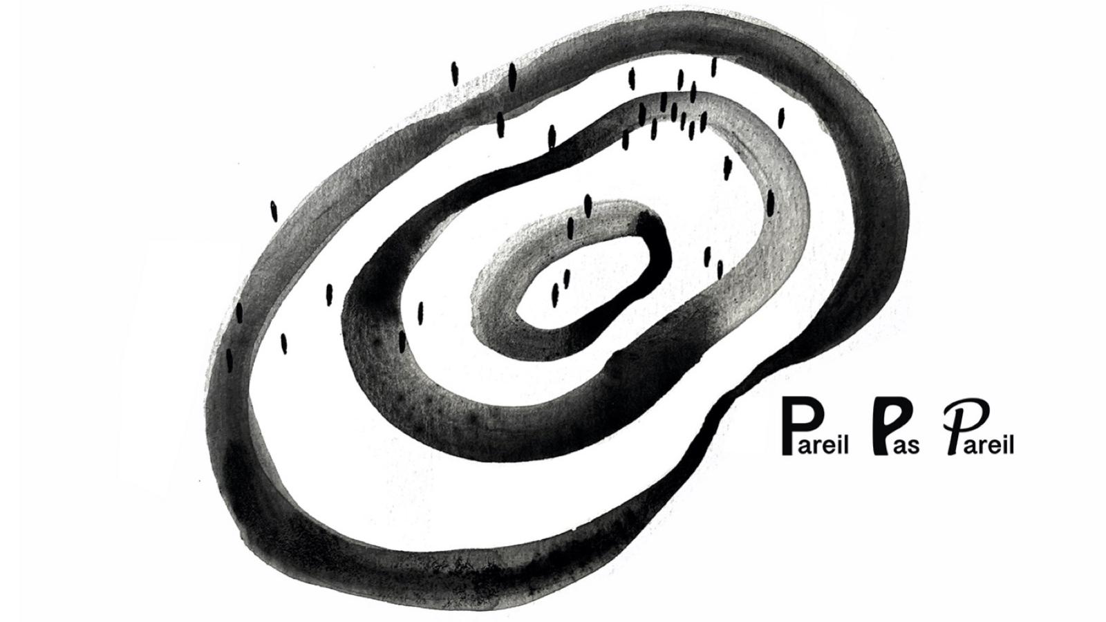 Projet Pareil pas Pareil Composition d'aquarelle monochrome : plusieurs personnages sont dispersés sur un paysage vu de haut, composé de trois chemins en cercles concentriques.