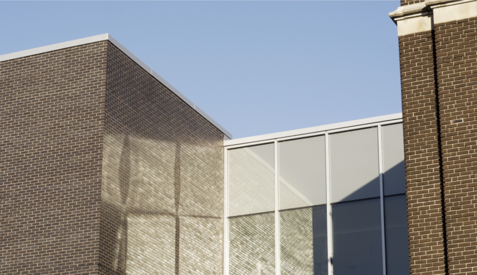 Mur de briques, fenêtre et ciel. Crédit photo : Paysages.